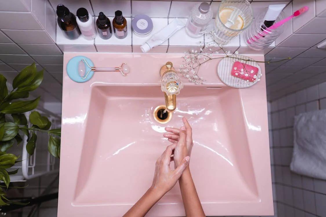 różowa umywalka w łazience